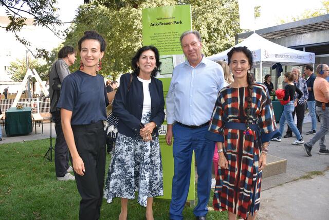 Freuen sich über den neuen Arik-Brauer-Park: Enkelin Jasmin Meiri-Brauer, Danielle Spera, Bezirksvorsteher Franz Prokop und Tochter Timna Brauer. | Foto: BV 16