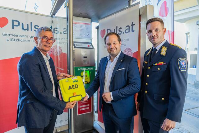 (v.l.n.r.:) Geschäftsführer Franz Josef Mathias, Althera GesmbH., Bezirksvorsteher Daniel Resch (ÖVP), Präsident von Puls und Chefarzt der Berufsrettung Wien Mario Krammel setzen auf die sinnvolle Nachnutzung von Telefonzellen im Kampf gegen den plötzlichen Herztod im Bezirk Döbling. | Foto: Verein Puls / H. Kellner