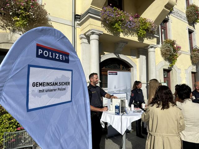 Die Polizeibeamtinnen und -beamten machten auch hinter der Kaffeemaschine eine tolle Figur. | Foto: Marc Hollinger