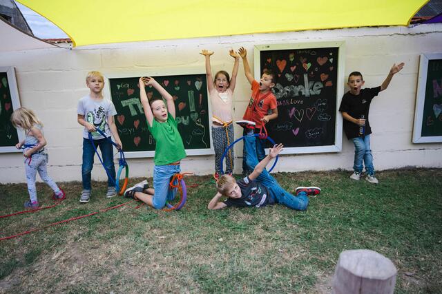 Beim Eröffnungsfest konnte sich die Volksschulkinder im neuen Garten austoben.  | Foto: Germershausen