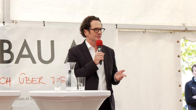 "Der neue, nachhaltige Stadtteil bringt nicht nur mehr günstigen Wohnraum, sondern auch dringend notwendige Kindergartenplätze zu uns in den Bezirk", sagt Bezirksvorsteher Markus Reiter (Grüne). | Foto: Andreas Pölzl