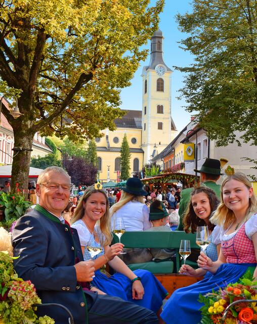 Die drei steirischen Weinhoheiten Sophie, Marlene und Katrin gemeinsam mit Tourismusobmann Herbert Germuth als vinophilen Teil des Festumzuges. | Foto: D.Kocher
