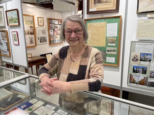 Doris Weis leitet das Bezirksmuseum Währing. Und das mit viel Leidenschaft, Engagement und Wissen um ihre Schätze. | Foto: Johannes Reiterits