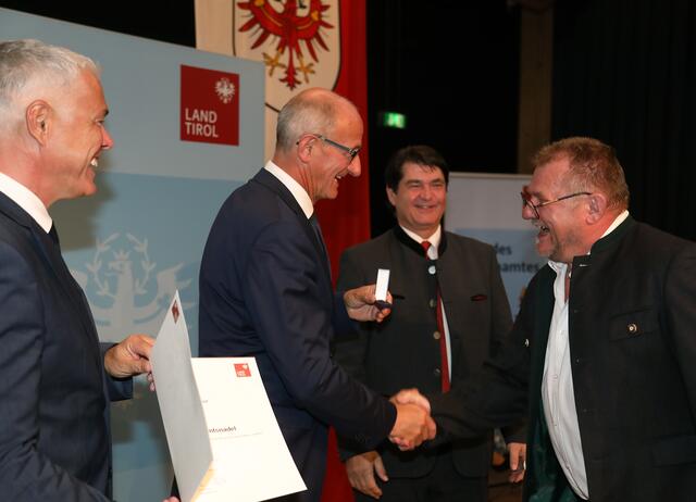 LH Mattle dankte Franz Bauer für sein Engagement. | Foto: Land Tirol/Frischauf-Bild