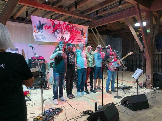 Im Kulturstadel wurde ein Konzert der Early Grey-Band vom Verein Kulturgröstl veranstaltet. Im einzigartigen Ambiente des neuen Veranstaltungsraumes lieferte die Band ein Konzert mit perfektem Sound und coolen Riffs.