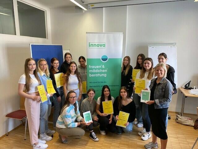 14 Schülerinnen der HLW nahmen an einem Innova-Workshop zur Gewaltprävention und für mehr Zivilcourage teil. Sie bekamen nun ihre Teilnahmebestätigungen überreicht. | Foto: Innova