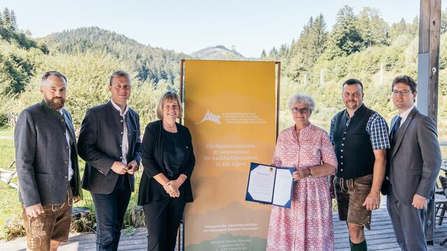 Unterzeichnung der Alpenkonvention: Florian Schublach (Geschäftsführer Naturpark Ötscher-Tormäuer), Alexander Schnabl (Landtagsabgeordneter), Alenka Smerkolj, Claudia Kubelka, Thomas Teubenbacher (Bürgermeister der Naturpark-Gemeinde Mitterbach) und Manuel Höfer (Bezirkshauptmann-Stellvertreter BH Scheibbs)
  | Foto: Fred Lindmoser