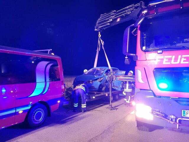 Verladung Unfallfahrzeug | Foto: Abschnittsfeuerwehrkommando Amstetten