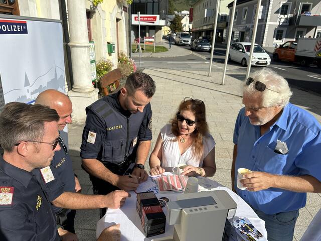 Auch Bürgermeisterin Andrea Heinrich informierte sich genau bei der Polizei und ließ sich eine Tasse Kaffee schmecken. | Foto: Marc Hollinger