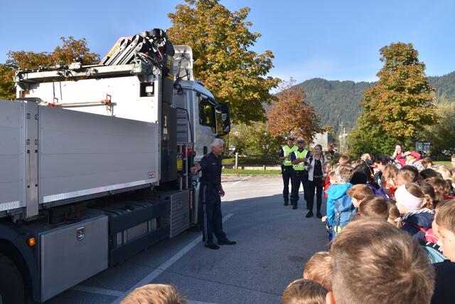 Am Dienstagvormittag machte die „133 Kinderpolizei – Bezirkstour“ mit rund 1.200 Kindern bei der Kufstein Arena Halt. Im Fokus stand dabei auch der "Tote Winkel". 
 | Foto: Barbara Fluckinger