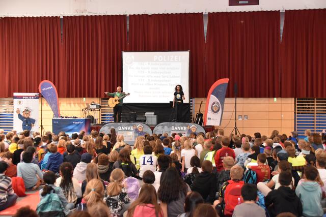 "Bluatschink" rundeten den Vormittag mit einem Konzert in der Kufstein Arena ab.  | Foto: Barbara Fluckinger