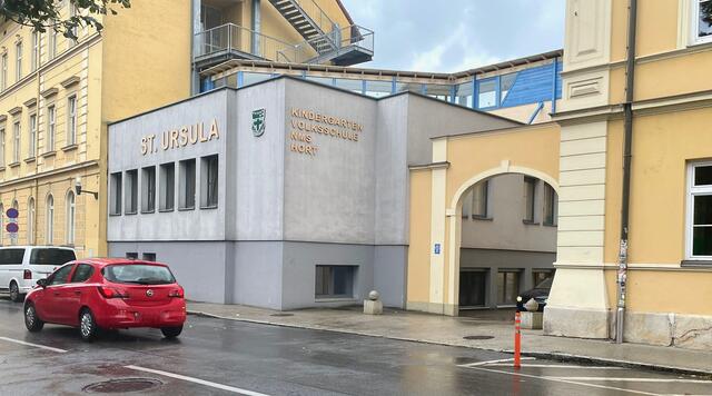 Die Privatschule MS St. Ursula hat heuer eine strenge Kleidungsvorschrift eingeführt – die Debatten blieben nicht aus.  | Foto: MeinBezirk.at