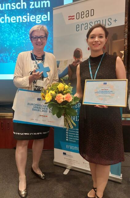 Große Ehre für das Europagymnasium Leoben: Direktorin Eva Tomaschek (l.)und Sprachlehrerin sowie Erasmus+-Beauftragte Maeve Doyle-Domian durften in Wien das Europäische Sprachensiegel für ihre Schule entgegennehmen.   | Foto: KK