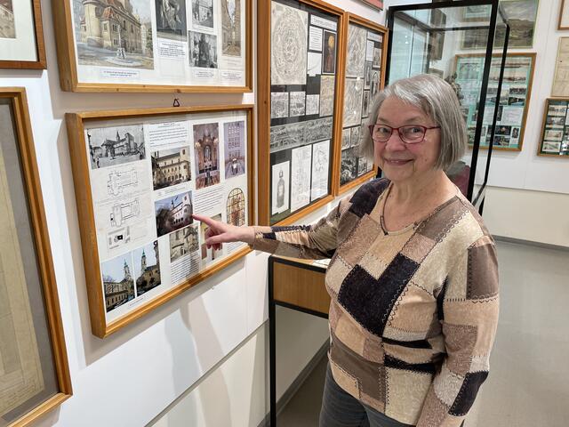 Doris Weis hat zu jedem Stück und Schaubild eine ausführliche und oft lustige Geschichte parat. | Foto: Johannes Reiterits
