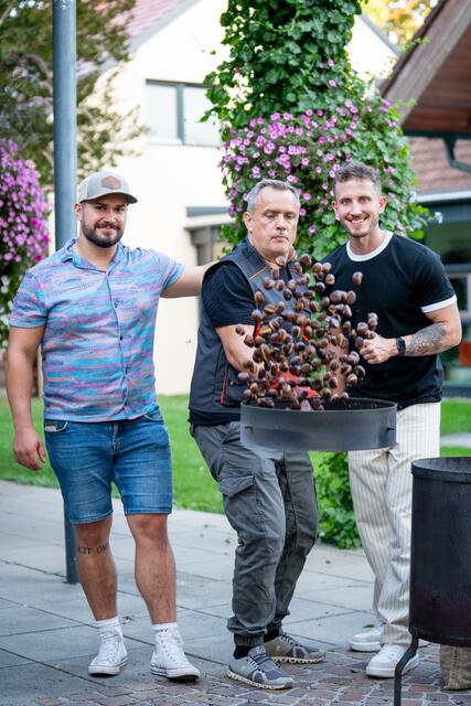 Die Field-Bosse Laudrup Marincean (l.) und Sebastian Klug (r.) baten zum Herbstfest ins VAZ. Senior Werner Klug als Kastanien-Experte. | Foto: take26media