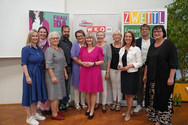 Antonia Kastner, Katharina Schwarzinger, Monika Steinkellner, Mario Müller-Kaas, Martina Kainz, Christa Kocher, Monika Fröschl, Maria Steininger, Anne Blauensteiner, Hermann Neumeister, Vizebürgermeister Andrea Wiesmüller (v.l.) | Foto: Evi Leutgeb