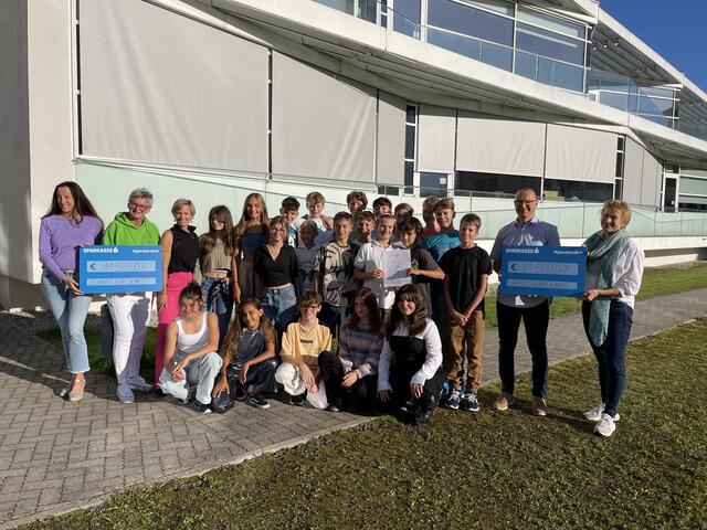 Der Erlös dieses Tages unterstützte heuer zu je einem Drittel den Verein „Schritt für Schritt“, den Verein „Arche Herzensbrücken“ sowie Schulprojekte in Abstimmung mit dem Schulgemeinschaftsausschuss. | Foto: BG/BORG St. Johann