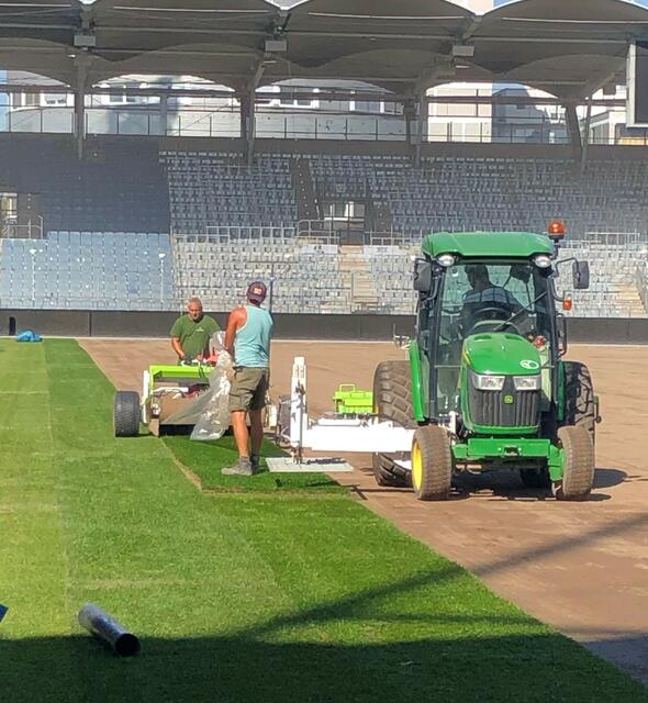 Ein aktuelles Foto von der Merkur Arena, ein Teil des neuen Rasen liegt bereits. | Foto: Pototschnig