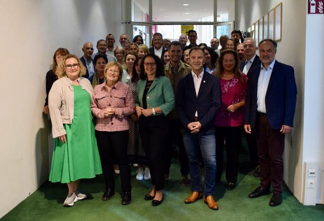 Die Mitglieder der Arbeitsgemeinschaft Salzburger Erwachsenenbildung trafen sich am gestrigen Dienstag, um mit Vertreterinnen und Vertretern des Landtags und des Gemeinderates die gemeinsamen Anliegen in der Erwachsenenbildung zu diskutieren. | Foto: Carmen Kurcz