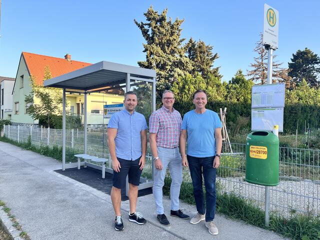 Bürgermeister Vojta mit Vizebürgermeister Ruf und Gemeinderat Hans-Jürgen Peitzmeier bei der neuen Bushaltestelle auf der Stammersdorfer Straße.
 | Foto: Stadtgemeinde Gerasdorf