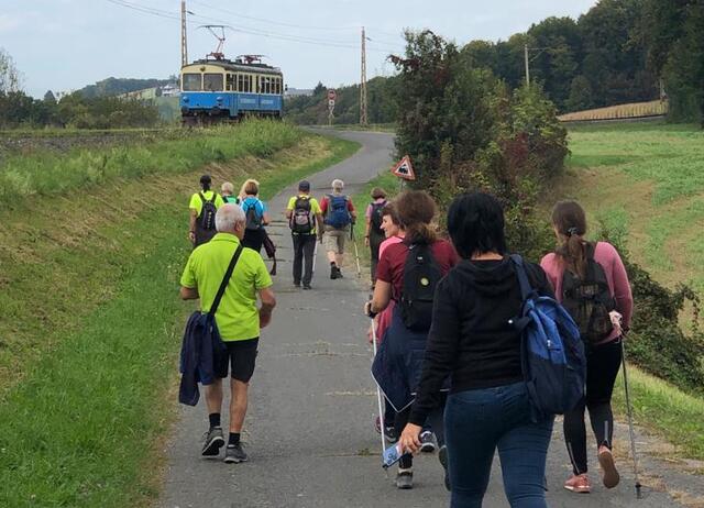 18 Wanderlustige ließen sich die Chance nicht entgehen, entlang der Bahnstrecke die Natur zu genießen.  | Foto: Kalcher 