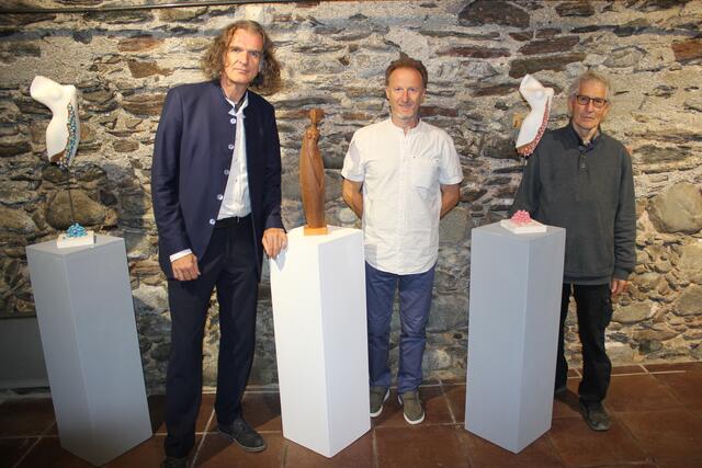 In der Galerie Schloss Porcia wurde die Ausstellung "Geweihtes Holz" mit einer Vernissage eröffnet.  | Foto: Stadt Spittal