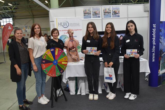 Zahlreiche Schulen präsentieren sich auf der BIBI | Foto: Michael Strini