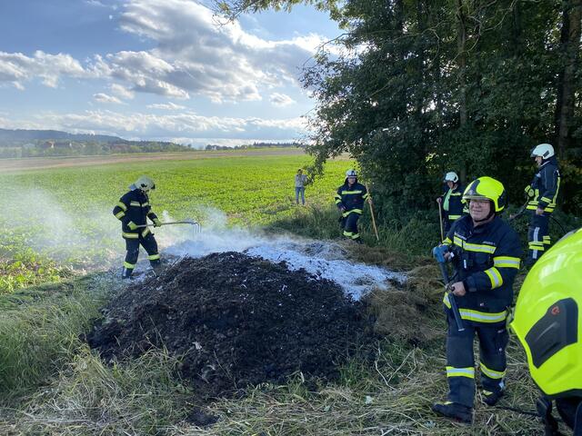 Ein brennender Heuhaufen wurde abgelöscht, ausgebreitet und mit Schaum abgedeckt. | Foto: FF St. Marienkirchen/H.