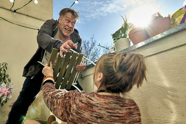 Mandy muss sich ihren Dämonen stellen - nicht auf der Couch eines Psychiaters, sondern ganz direkt im Wiener Hochhauskomplex. | Foto: Prime Video