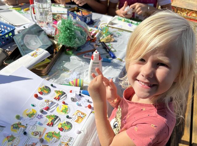 Eine lustige Geschicklichkeits-Olympiade, Mitmach-Lieder zu Gitarrenklängen, Zwetschkenkern-Weitspucken und eine betreute Bastelecke standen für die Kinder parat. | Foto: ÖVP