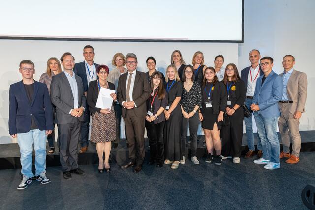 Lehrer - und Schülerteam des Schulzentrums Ybbs mit Jakob Calice, Minister Martin Polaschek und Christoph Maurer, SQM Bildungsregion 3 | Foto: OeAD - Agentur für Bildung und Internationalisierung/APA-Fotoservice/Juhasz
