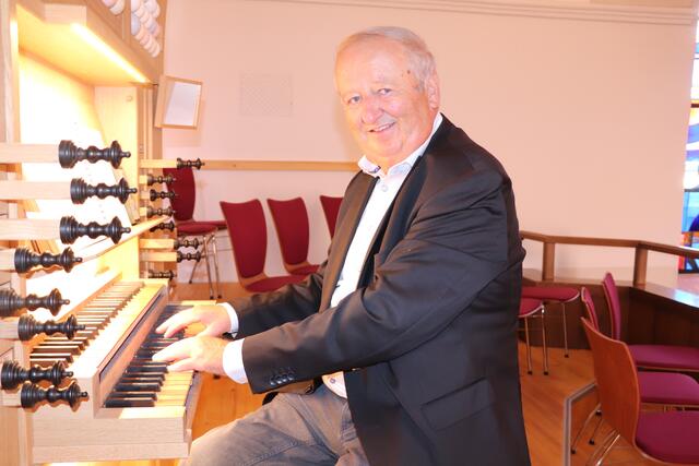Im Alter von 13 Jahren lernet Josef Mühlböck aus St. Aegidi das Orgelspielen. Seit nunmehr 60 Jahren ist er Kirchenmusiker in der Pfarre. | Foto: BRS / Kunde
