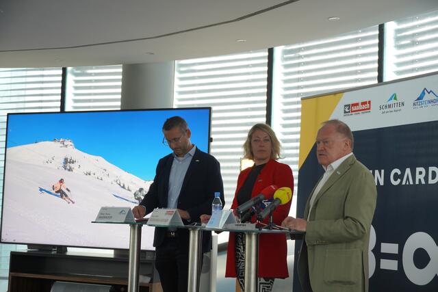 Von links: Thomas Maierhofer, der Vorstand der Gletscherbahnen Kaprun AG, Isabella Dschulnigg-Geissler, GF Saalbacher Bergbahnen GmbH und Erich Egger, der Vorstand der Schmittenhöhebahn AG bei der Pressekonferenz im Hangar 7 in Salzburg.
 | Foto: Emanuel Hasenauer