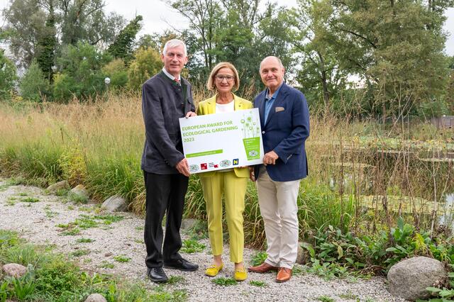 v,li.: Dir. Franz Fuger, Landeshauptfrau Johanna Mikl-Leitner und „Natur im Garten“ International Präsident Wolfgang Sobotka freuen sich über die Nominierung eines Projekts der Gartenbauschule Langenlois zum Europaen Award for Ecological Gardening von „Natur im Garten“. | Foto: "Natur im Garten"/J. Ehn