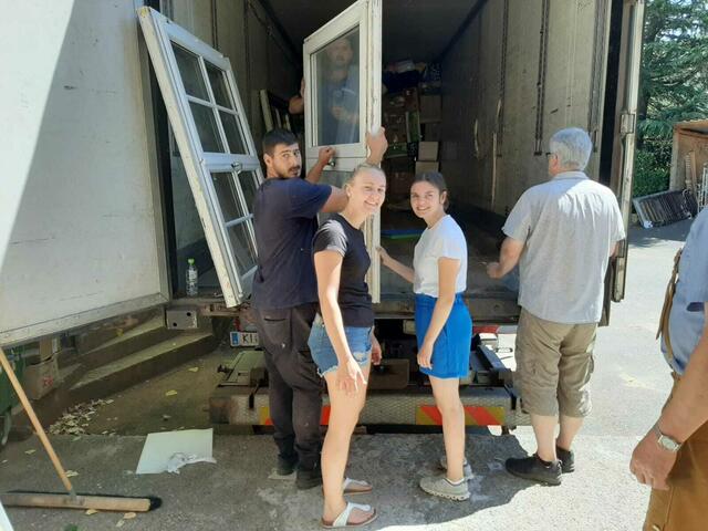 Beim Entladen des ORA-Hilfsgütertransports packten Nina Lehner aus Andorf (l.) und Simone Gielinger aus Neustift im Mühlkreis tatkräftig mit an.  | Foto: ORA International