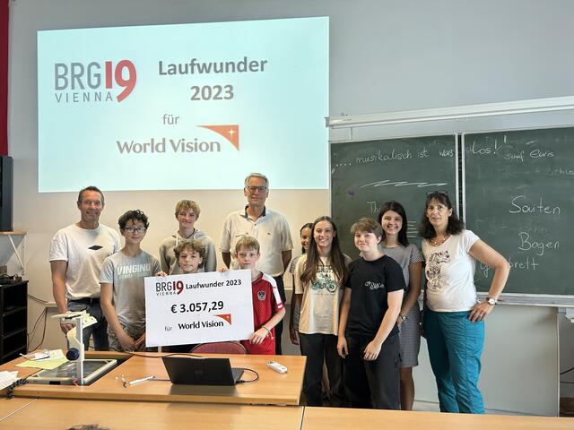 Schülerinnen und Schüler übergaben 3.057,29 Euro an die Organisation "World Vision". Diese ist in der Erdbebenregion Syrien tätig, um den Menschen humanitäre Hilfe anzubieten. | Foto: BRG19