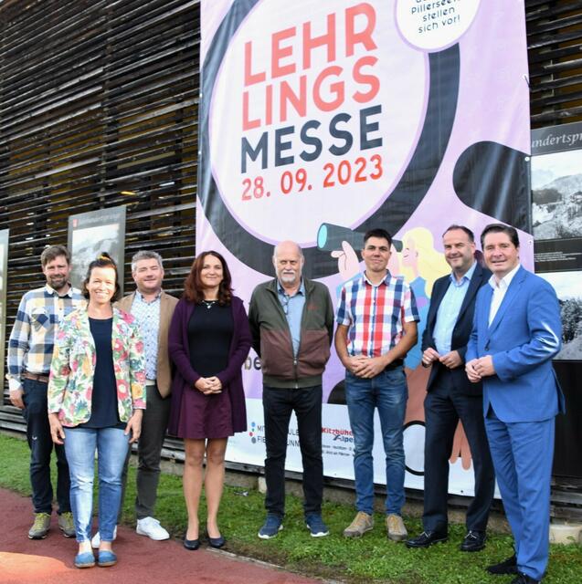 Vize-Bgm. Hannes Fleckl, Fides Laiminger (Regionsmarketing), Reinhard Strobl (Schulleiter MS Fieberbrunn), Daniela Resch (TVB), GV Michael Wörgetter, Vize-Bgm. Thomas Wörgetter, Bgm. Walter Astner, LA Peter Seiwald (WK Kitzbühel) (v. li.).
 | Foto: Roswitha Wörgötter