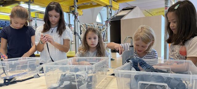 Die "Willkommen in der Zukunft!"-Ausstellung im ZOOM Kindermuseum lädt die jungen Besucherinnen und Besucher auch zum Mitarbeiten an einem Kunstwerk aus alten Jeanshosen ein. | Foto: Martin Rolshausen