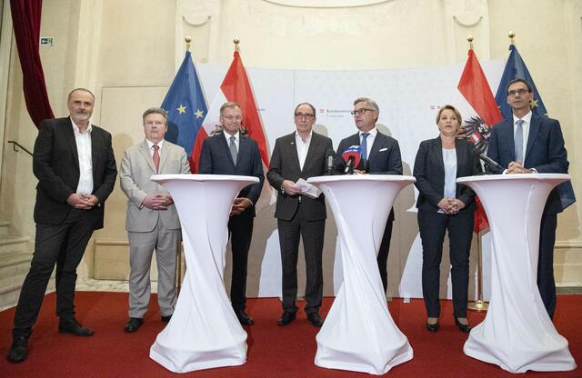 (V.l.) Burgenlands Landeshauptmann Hans Peter Doskozil (SPÖ), Wiens Bürgermeister Michael Ludwig (SPÖ), Oberösterreichs Landeshauptmann Thomas Stelzer (ÖVP), Sozialminister Johannes Rauch (Grüne), Finanzminister Magnus Brunner (ÖVP), Gemeindebund-Vizepräsidentin Andrea Kaufmann (ÖVP) und Vorarlbergs Landeshauptmann Markus Wallner (ÖVP) | Foto: TOBIAS STEINMAURER / APA / picturedesk.com