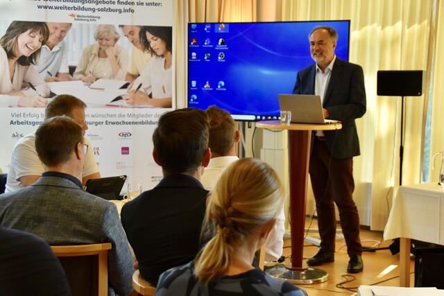 Richard Breschar, Vorsitzender der Arbeitsgemeinschaft Salzburger Erwachsenenbildungbegrüßte die anwesenden Expertinnen und Experten aus dem Sektor Bildung sowie die Vertreter aus der Politik zum gemeinsamen Bildungspolitischen Frühstück. | Foto: Carmen Kurcz