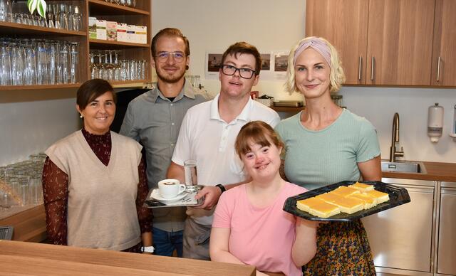 Gastroleiterin Carmen Hinteregger, Fachbereichsleiter Georg Hruschka und Behindertenbegleiterin Nicole Satz mit den Café-Mitarbeitern Fabian Juri und Tanja Berger.  | Foto: MeinBezirk.at