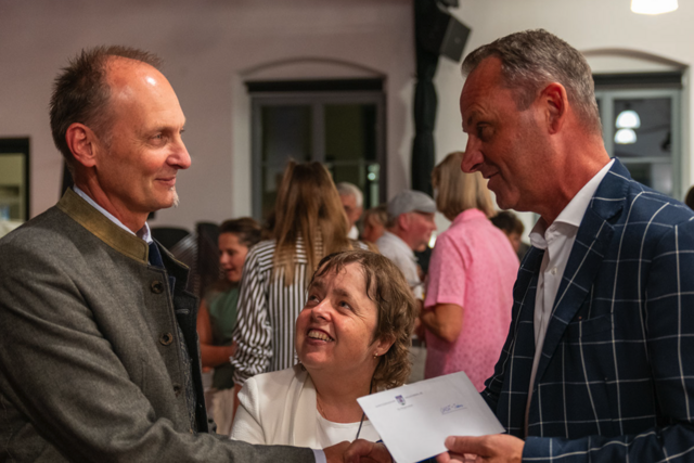 Walter Gierlinger ist seit 2005 Leiter der Oase Werkstatt in Haslach. Bürgermeister Dominik Reisinger (r.) gratulierte zum 25. Jubiläum der Einrichtung.  | Foto: Arcus