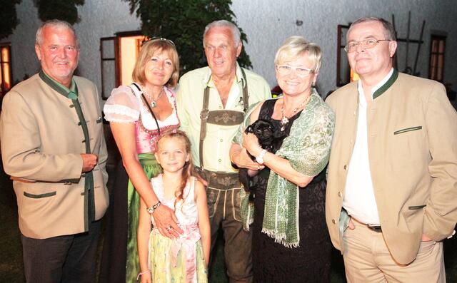 Otto Pjeta (r.) bei einer Feier mit Steinerkirchens Bürgermeister Johann Auer, Elisabeth Weidinger, Günter Moser und seiner Gattin. | Foto: Helmut Erhardt