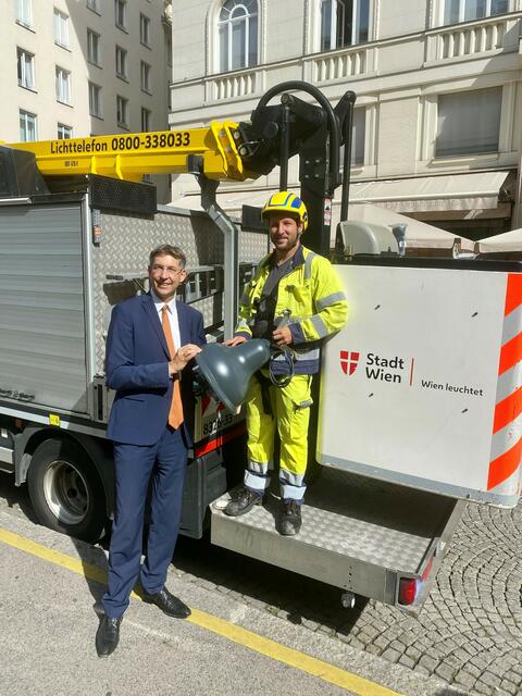 Bezirksvorsteher Markus Figl (l.) bei der Montage am Lichtensteg. | Foto: BV1