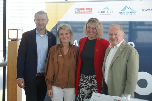 Von links: Thomas Maierhofer, der Vorstand der Gletscherbahnen Kaprun AG, Ski-Legende Alexandra Meissnitzer, Isabella Dschulnigg-Geissler, GF Saalbacher Bergbahnen GmbH und Erich Egger, der Vorstand der Schmittenhöhebahn AG bei der Pressekonferenz im Hangar 7 in Salzburg. | Foto: Emanuel Hasenauer