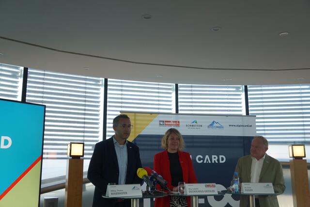 Von links: Thomas Maierhofer, der Vorstand der Gletscherbahnen Kaprun AG, Isabella Dschulnigg-Geissler, GF Saalbacher Bergbahnen GmbH und Erich Egger, der Vorstand der Schmittenhöhebahn AG bei der Pressekonferenz im Hangar 7 in Salzburg.
 | Foto: Emanuel Hasenauer
