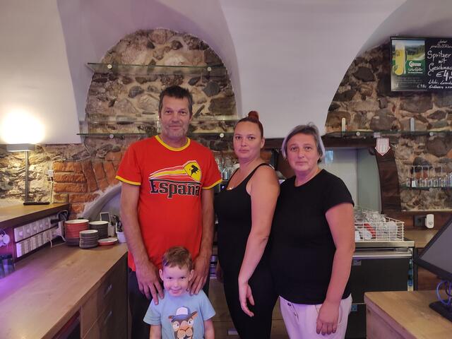 Matjaz, Sara, Helena (von li.) und Anej (vorne) Štaudeker sorgen im Lavamünder Gasthaus Krone für neuen Schwung. | Foto: Privat