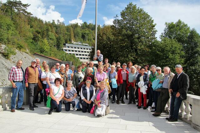 Die Ausflugsgruppe aus Laboisen vor dem Grotteneingang.  | Foto: Preiml