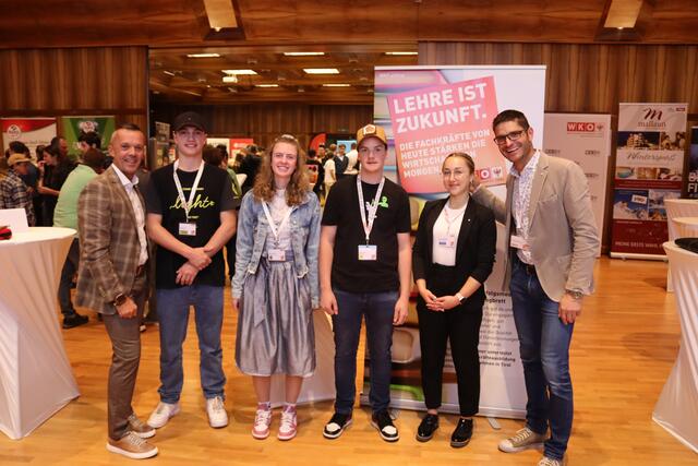 Otmar Ladner (Bezirksstellenleiter WK Landeck), Fabian Kofler (Elektro Müller), Chiara Knoll (Hotel Mallaun), Fabrice Gastl (Firma Rainalter), Mirjam Gruber (Sparkasse Imst) und Michael Gitterle (Obmann WK Landeck), (v.l.).  | Foto: Elisabeth Zangerl 