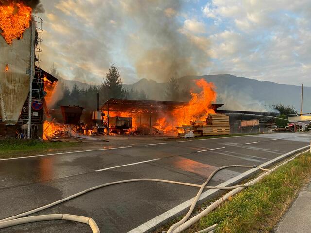 Eine Lagerhalle stand in Vollbrand.  | Foto: FF Finkenstein